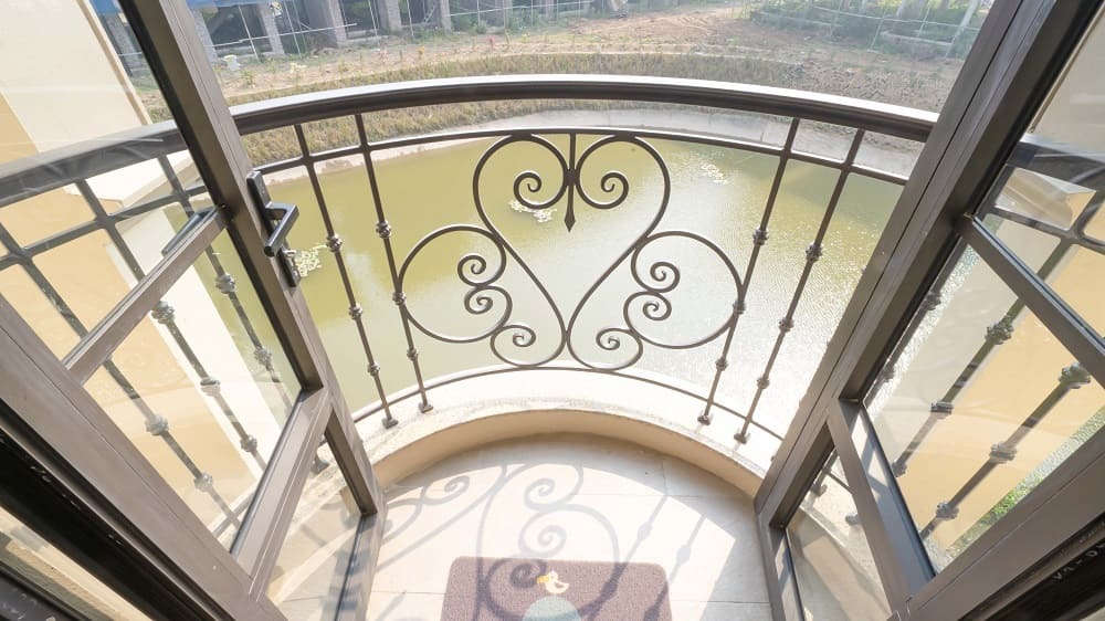 Ban công tầng 2 view đẹp nhìn thẳng ra sông nội khu