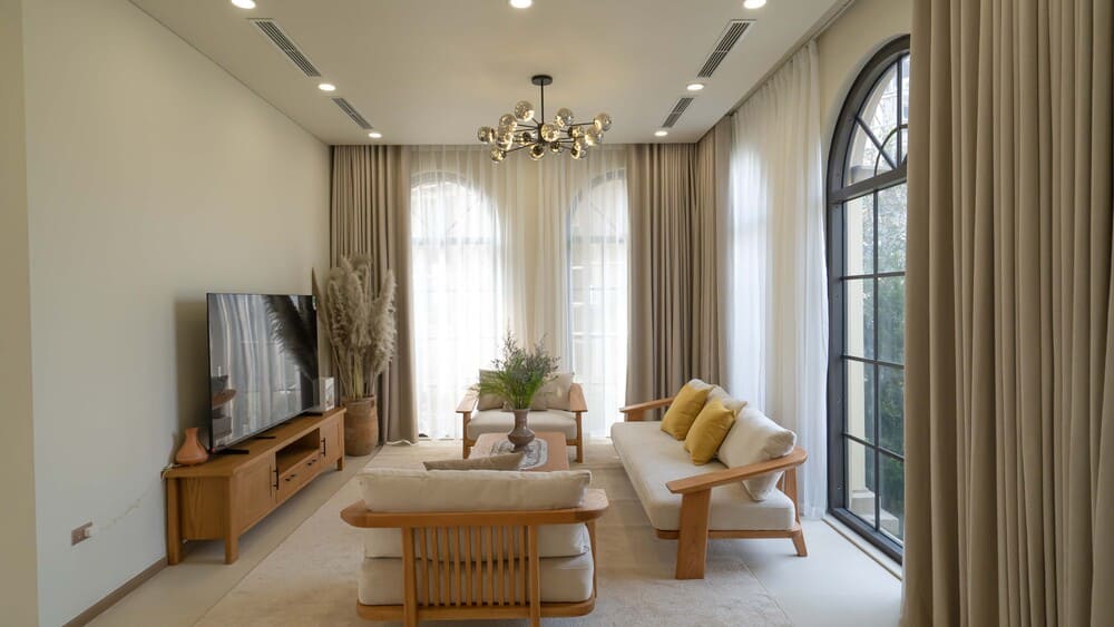 Phòng khách tầng 1 ấm cúng và tràn ngập ánh sáng