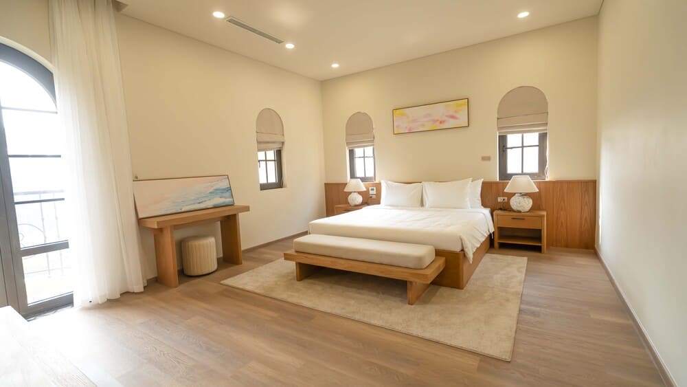 Phòng ngủ rộng và thoáng với thiết kế tối giản