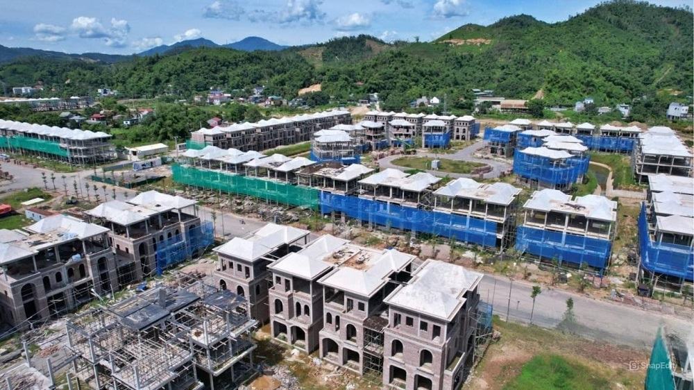 Các dãy nhà phố hoàn thiện phần thô bên ngoài